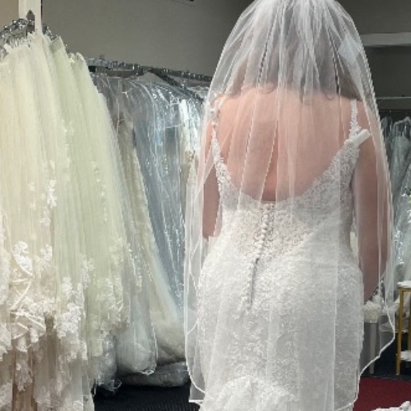 Wedding gown - Picture 1 of 10